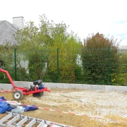Élagueur 17 travaillant sur la construction d'un muret décoratif, ajoutant du caractère aux jardins.