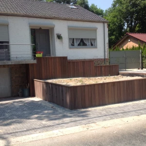 Élagueur 17 assurant une pose minutieuse de clôture de sécurité pour protéger les espaces extérieurs.